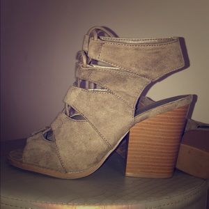 Open toe fall booties/sandals w/ a wedged heel🍁